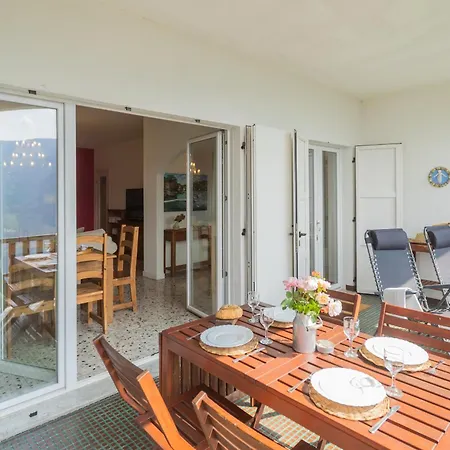 Vila View *